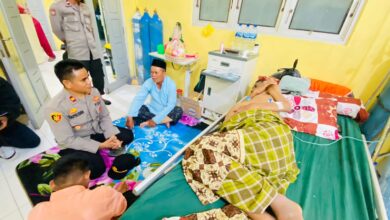 Kapolda Aceh Berikan Santunan untuk Ayah Bocah Viral Bawa Orangtua Berobat dengan Becak Barang