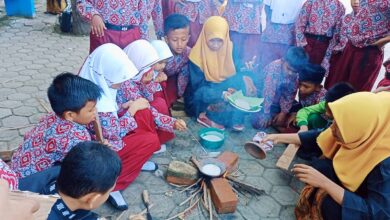 Siswa SD 53 Banda Aceh Merawat Tradisi Melalui Kenduri Apam