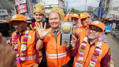 Bersama Pasukan Oranye, Bakri Siddiq Arak Piala Adipura Keliling Kota