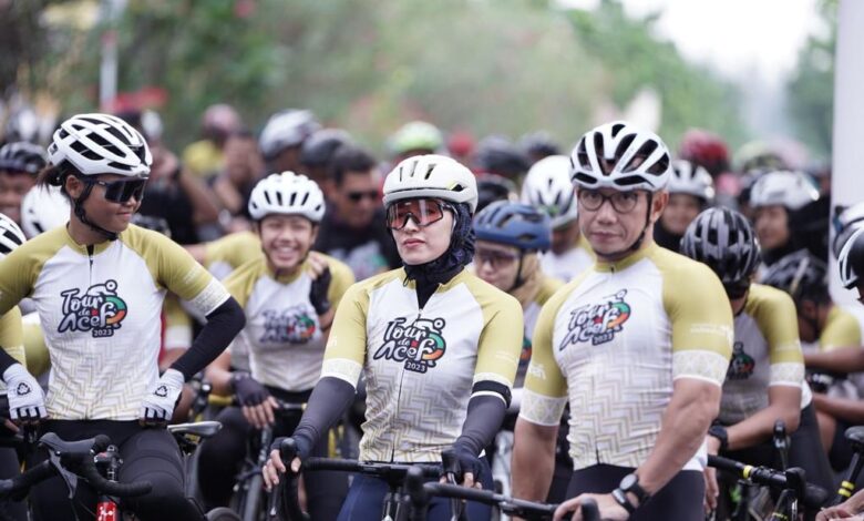 Ratusan Pesepeda Tour de Aceh Kelilingi Objek Wisata di Kota Pusaka
