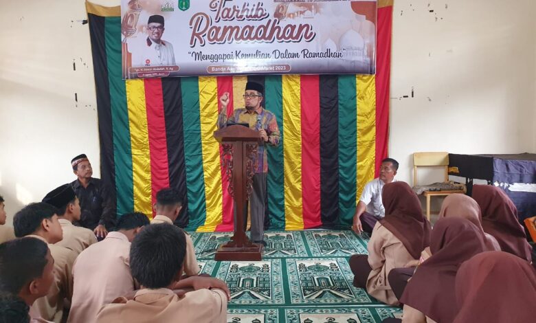 Tgk Irawan Abdullah Isi Tarhib Ramadan di SMAN 15 Adidarma