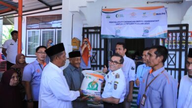 Bakri Siddiq dan Bulog Aceh Serahkan Bantuan Beras kepada Warga Sukadamai
