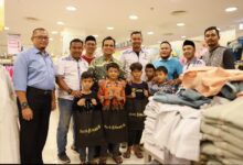 Puluhan Anak Yatim Senyum Bahagia Usai Beli Baju Lebaran Bersama KNPI Aceh