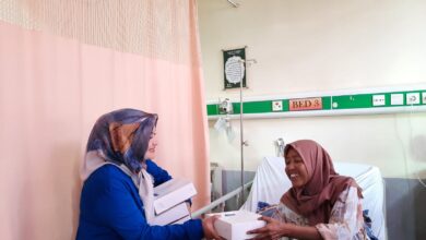 Srikandi Demokrat Aceh Kembali Bagikan Nasi Kotak untuk Keluarga Pasien di RSUDZA