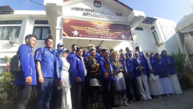 Puluhan Tukang Becak Antar 30 Caleg DPRK PAN Banda Aceh ke KIP