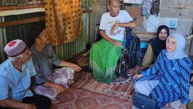 Sekretaris Demokrat Aceh Besar Bantu Kursi Roda untuk Muliaman Syah Ginting