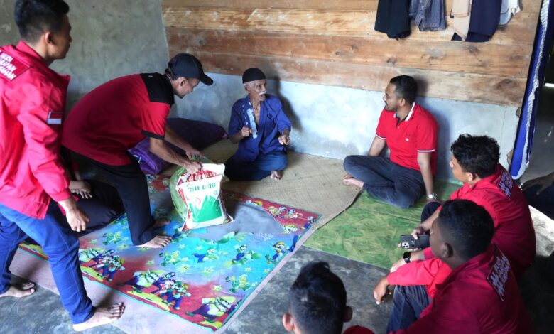 Ketua PDIP Nagan Raya Blusukan Bagi-bagi Sembako untuk Masyarakat