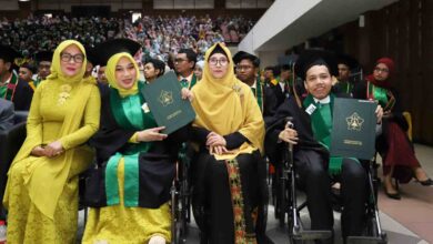 Ikuti Wisuda Pakai Kursi Roda, Dua Penyandang Disabilitas di USK Resmi Sandang Gelar Sarjana