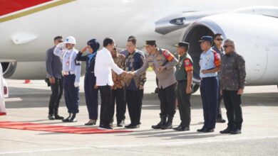 Kapolda Aceh Irjen Ahmad Haydar menyambut kedatangan Presiden RI Joko Widodo di Bandara Sultan Iskandar Muda (SIM) Blang Bintang, Kabupaten Aceh Besar, Selasa (27/6/2023).