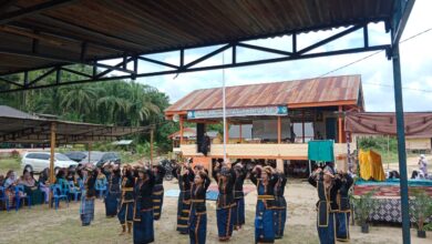 Desa Kain Golong, Kecamatan Simpang Kanan, Kabupaten Aceh Singkil, adalah contoh nyata tentang bagaimana masyarakat yang beragam etnis dan agama hidup berdampingan dengan harmonis.