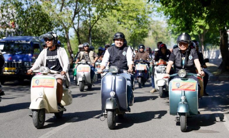 Potret Pj Gubernur Memacu Vespa di Aceh Vespa Festival 2023