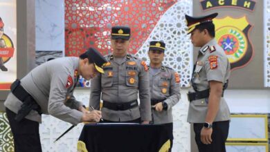 Kapolda Aceh Irjen Ahmad Haydar memipin serah terima jabatan (sertijab) enam pejabat utama (PJU) dan enam Kapolres di Lobi Polda Aceh, Rabu (12/7/2023).