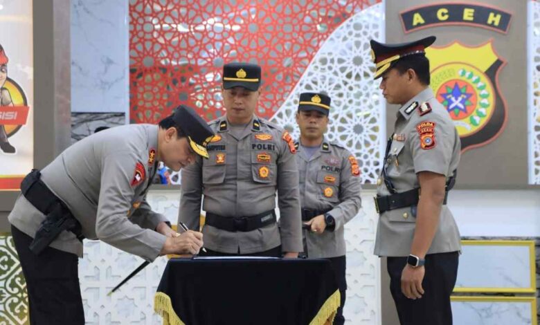 Kapolda Aceh Irjen Ahmad Haydar memipin serah terima jabatan (sertijab) enam pejabat utama (PJU) dan enam Kapolres di Lobi Polda Aceh, Rabu (12/7/2023).