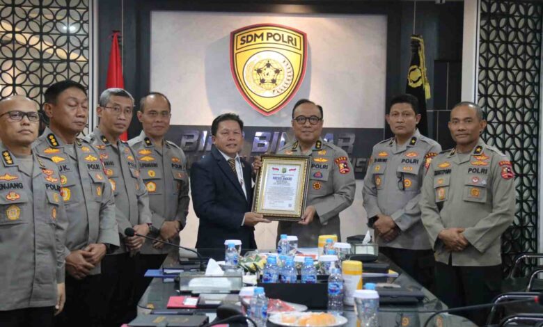 As SDM Irjen Dedi Prasetyo Terima Presisi Award