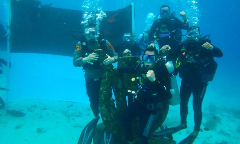 Peringati HUT RI, Wali Kota dan Forkopimda Kibarkan Bendera di Bawah Laut Sabang