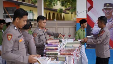 Peduli Budaya Literasi, Polda Aceh Distribusi Buku dan Kitab di Dayah Babul Magfirah