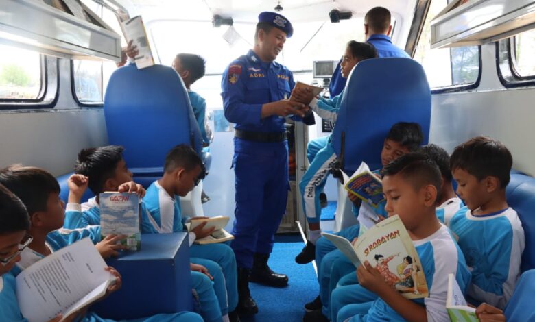 Polda Aceh Buat Perpustakaan dan Klinik Terapung di Lampulo