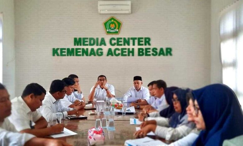 Kakankemenag Aceh Besar Saifuddin Yahwa Gelar Rapat Perdana