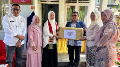 Pj Ketua Dekranasda Aceh Beri Bantuan untuk Pengrajin Bordir Gampong Ie Meulee