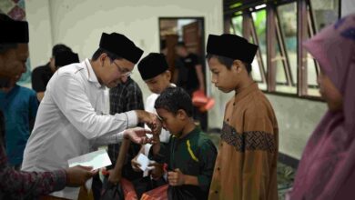 Farid Nyak Umar Santuni Anak Yatim pada Maulid Sanggar Cit Ka Geunta