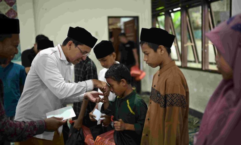 Farid Nyak Umar Santuni Anak Yatim pada Maulid Sanggar Cit Ka Geunta