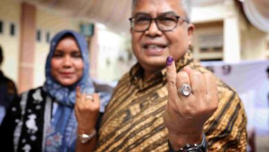 Sekda Aceh Salurkan Suara di TPS 09 Gampong Pineung