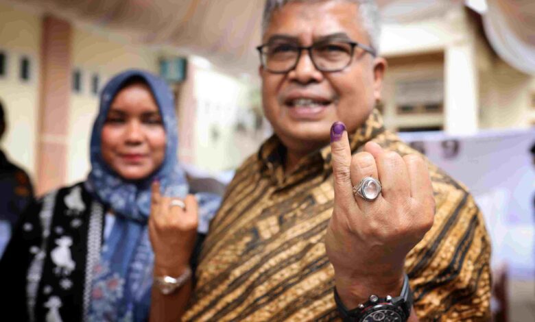 Sekda Aceh Salurkan Suara di TPS 09 Gampong Pineung