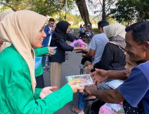 DEMA STIS Al-Aziziyah Sabang Bagi Ratusan Takjil untuk Masyarakat