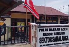 Bendera bulan bintang berkibar di Polsek Samalanga