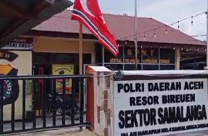 Bendera bulan bintang berkibar di Polsek Samalanga