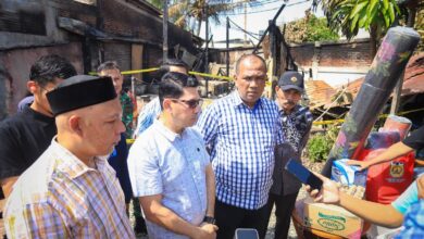 Pj Sekda Serahkan Bantuan Masa Panik untuk Korban Kebakaran di Beurawe