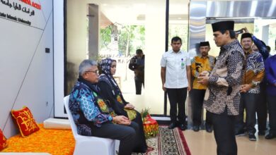 Rektor UIN Ar-Raniry Peusijuek Pj Gubernur Aceh