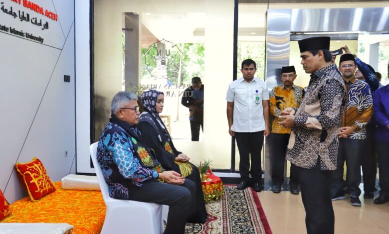 Rektor UIN Ar-Raniry Peusijuek Pj Gubernur Aceh