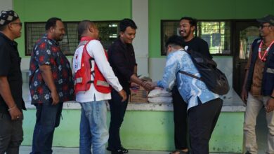 PMI Kota Banda Aceh menyalurkan bantuan masa panik berupa sembako ke Pesantren Modern Babunnajah, Banda Aceh, Selasa (4/6/2024). Foto: PMI