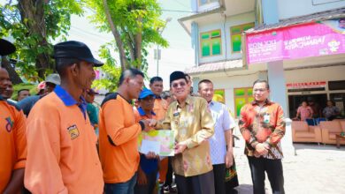 Pj Wali Kota Serahkan Zakat untuk 603 Petugas Kebersihan