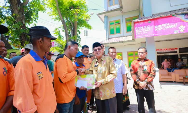 Pj Wali Kota Serahkan Zakat untuk 603 Petugas Kebersihan