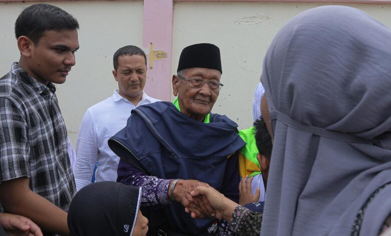 Abu Bakar Mureh Berangkat ke Tanah Suci di Usia Hampir Satu Abad