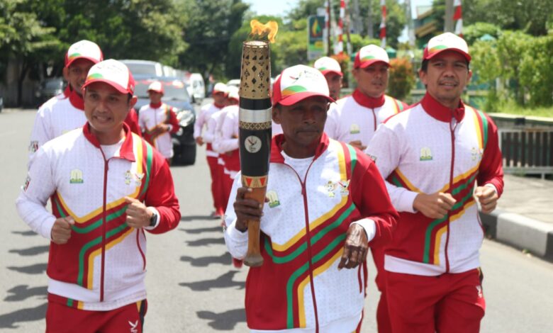 Legenda Marathon Pidie Pimpin Arak-arakan Obor PON XXI di Kota Mulieng
