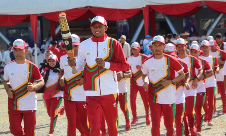 Atlet Peraih Emas PON 2008 Bawa Obor Api PON XXI di Aceh Besar