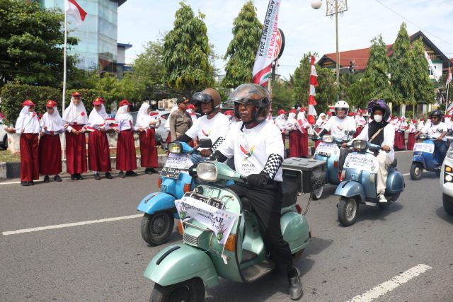 Komunitas Vespa Warnai Kirab Obor PON XXI di Lhokseumawe