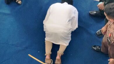 Terpidana Gay Sujud Syukur Usai Dicambuk 77 Kali