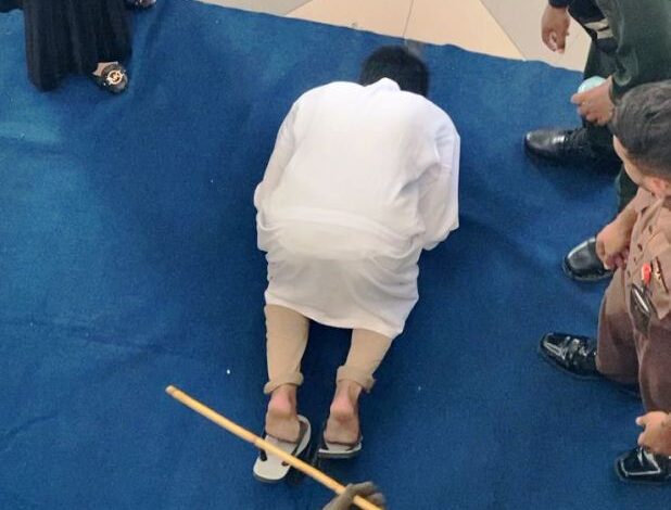 Terpidana Gay Sujud Syukur Usai Dicambuk 77 Kali