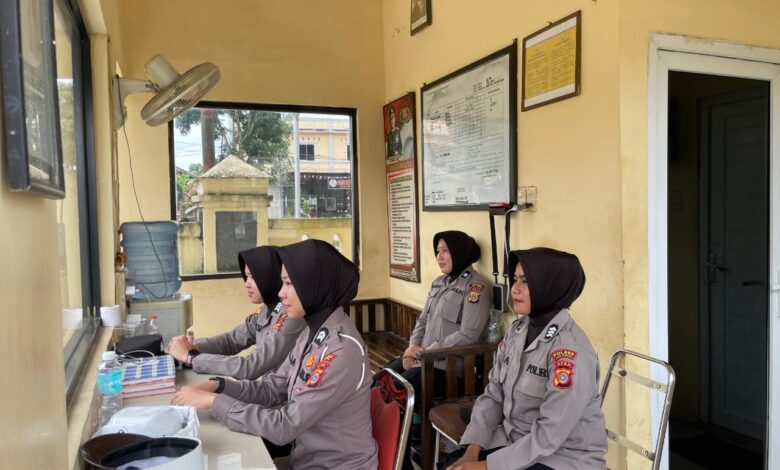 Polwan Polres Aceh Tamiang Ambil Alih Penjagaan Mako