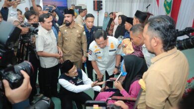 Mensos Serahkan Bantuan untuk Korban Bencana Aceh Timur