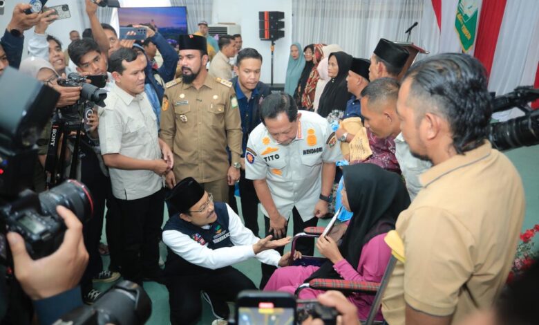 Mensos Serahkan Bantuan untuk Korban Bencana Aceh Timur
