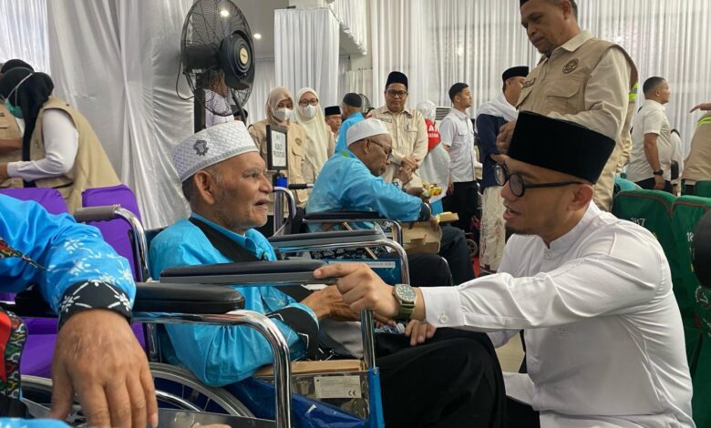 Sambut Kloter Terakhir Aceh, Wamen Dahnil Serap Masukan Langsung dari Jemaah
