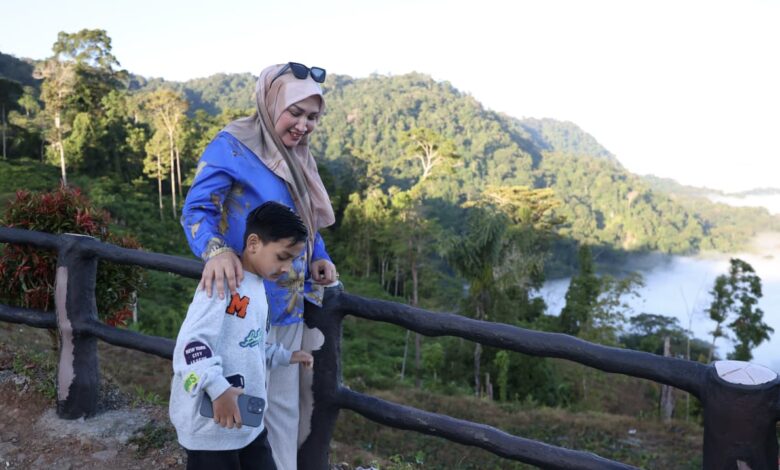 Saat Kak Ana Nikmati Panorama Negeri Atas Awan di Kilonam Geumpang Pidie