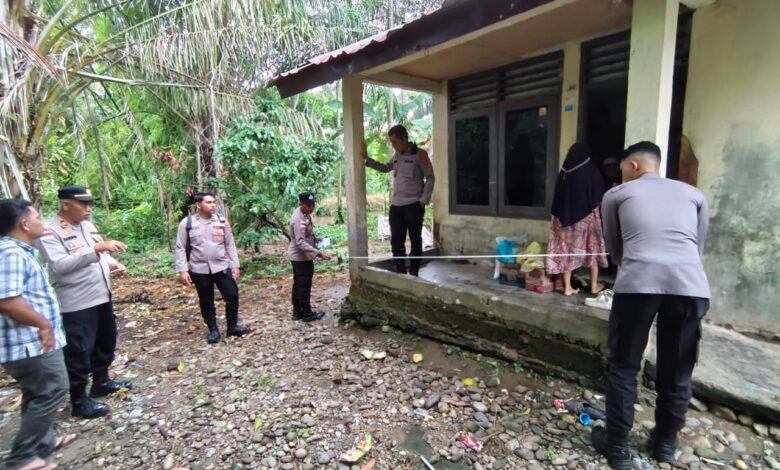 Kapolres Aceh Selatan Janji Rehab Rumah Janda Eks Kombatan GAM hingga Bantu Modal UMKM