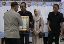 Kapolda Aceh Berikan Penghargaan atas Jasa Almarhum Pratu Galuh Nugraha