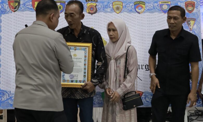 Kapolda Aceh Berikan Penghargaan atas Jasa Almarhum Pratu Galuh Nugraha